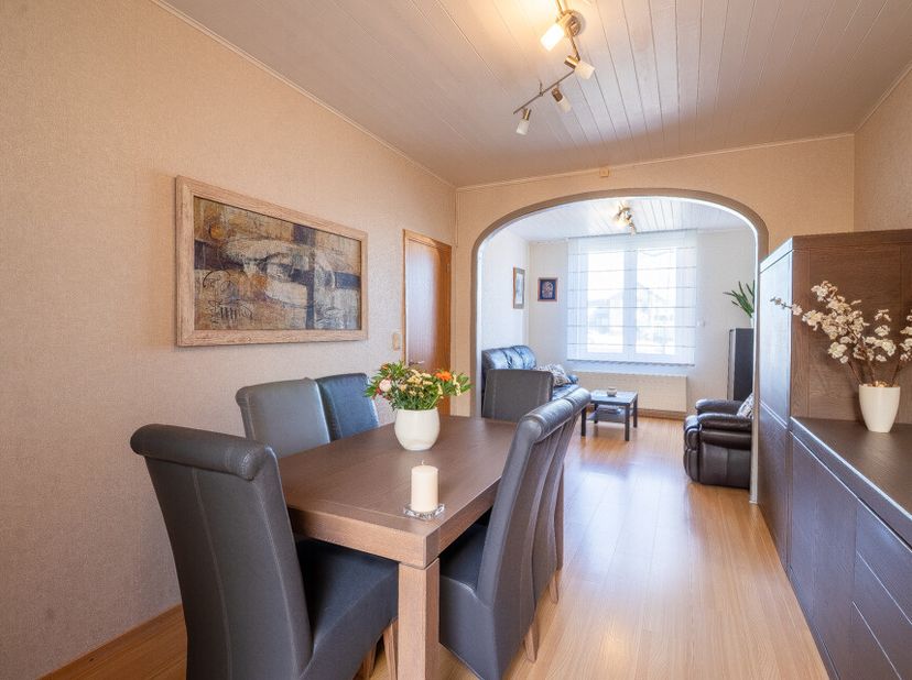 Je kan deze gezellige woning terugvinden op een centrale locatie, nabij de belangrijkste voorzieningen zoals winkels, scholen en openbaar vervoer.De w