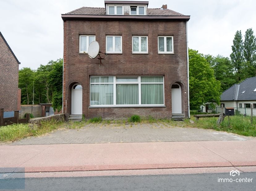 Bent u op zoek naar een ruime woning met veel potentieel op een toplocatie in Genk? Dan is deze open bebouwing met maar liefst 5 slaapkamers precies w