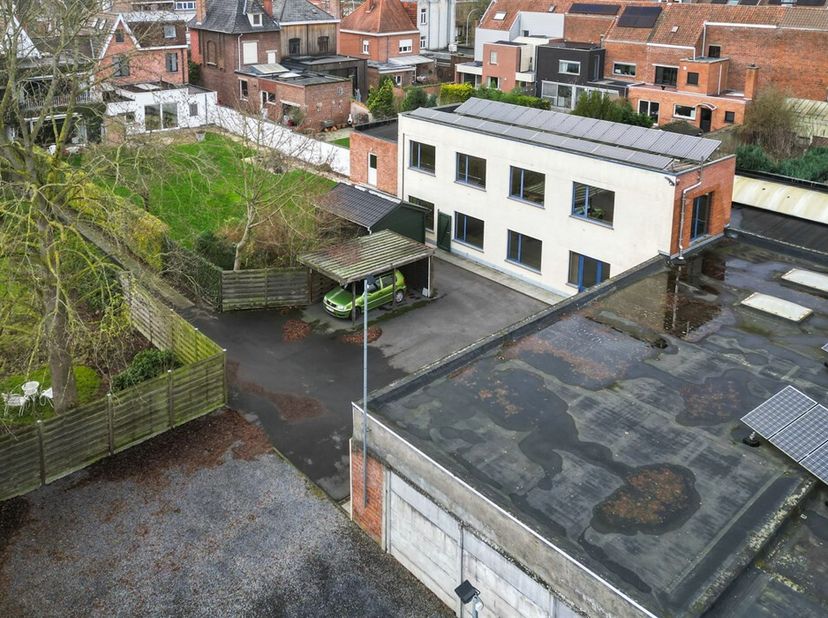 Groot en degelijk magazijn / atelier  die zowel ruim als veelzijdig is. &lt;br /&gt;
Het magazijn is 638 m2 + burelen van 124 m2&lt;br /&gt;
De totale oppervlakte