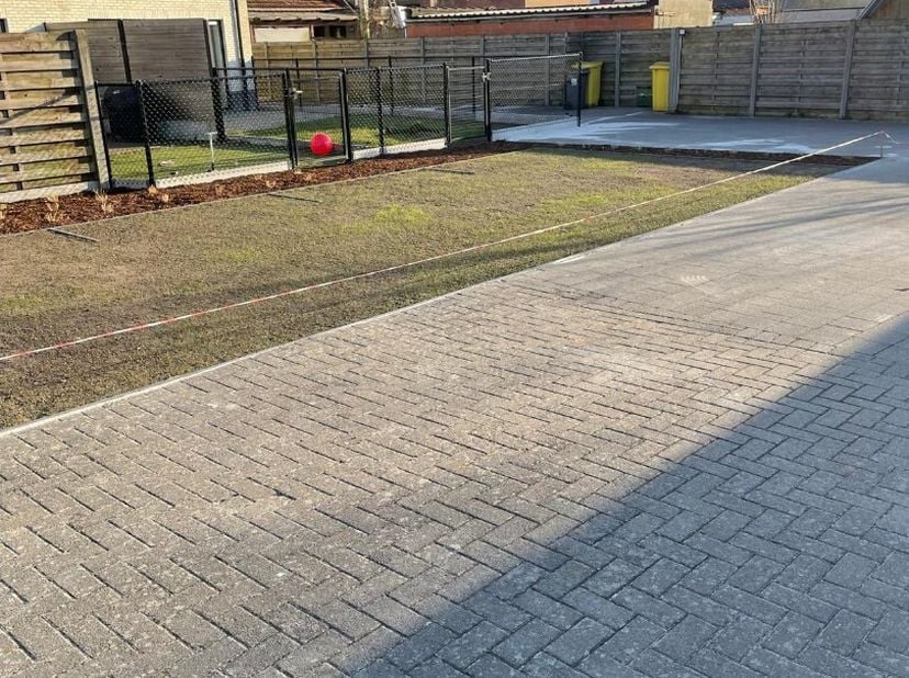 Achter het appartementsgebouw, gelegen aan Kapellestraat 42, bieden wij nog onoverdekte autostaanplaatsen te koop aan.&lt;br /&gt;
De inrit bevindt zich han