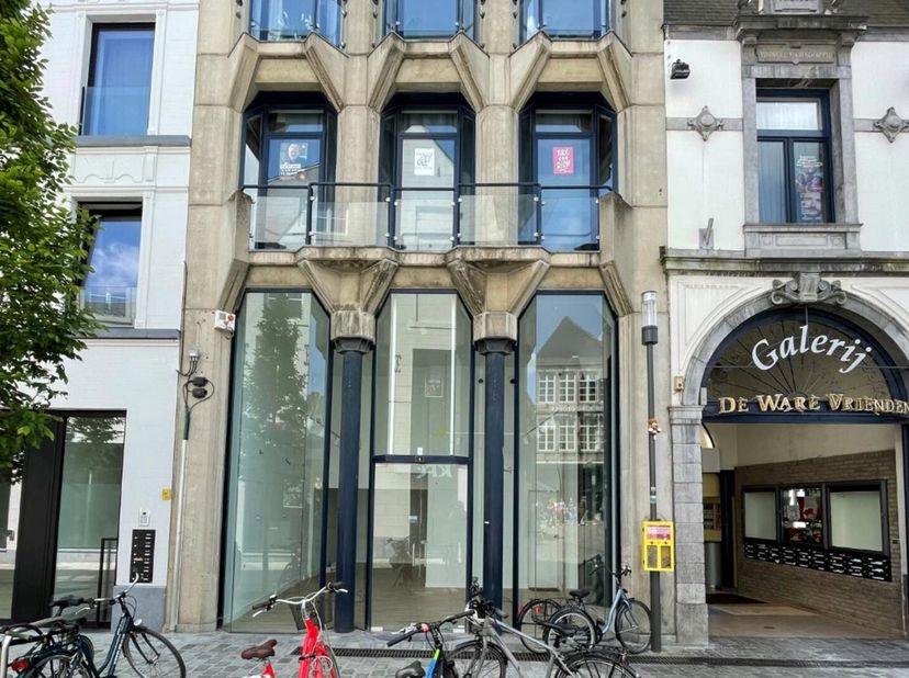 Dit handelspand, tot voor kort verhuurd aan Bongo, is gelegen aan de Maastrichterstraat 3 te Hasselt, op de hoek van de Grote Markt. Een lichtrijk han