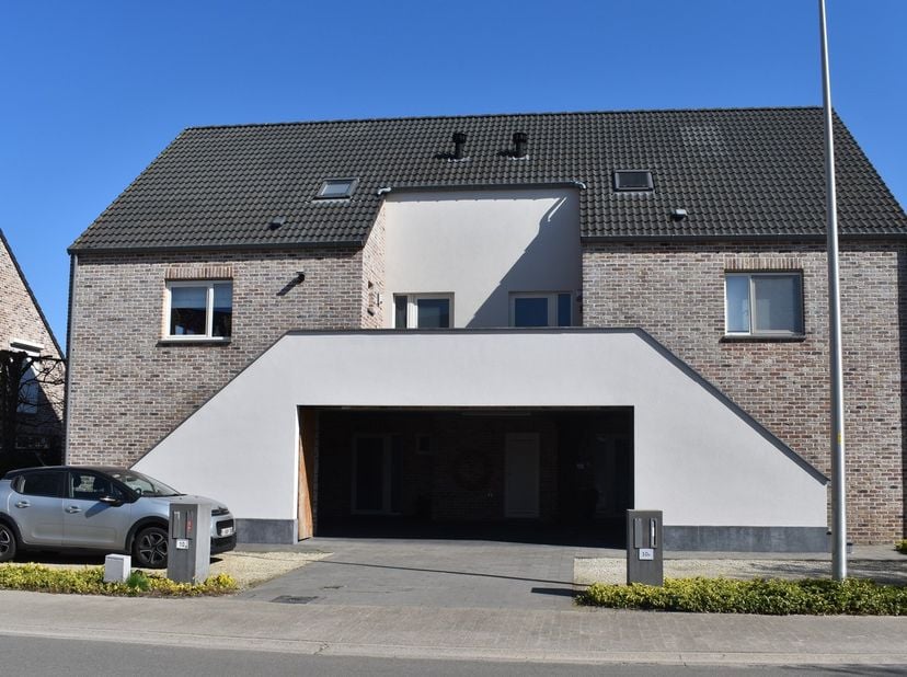 Gezellig gelijkvloers appartement met tuintje en groot terras in het centrum van Wellen.&lt;br /&gt;
Het appartement heeft een aparte inkomdeur die zich beg