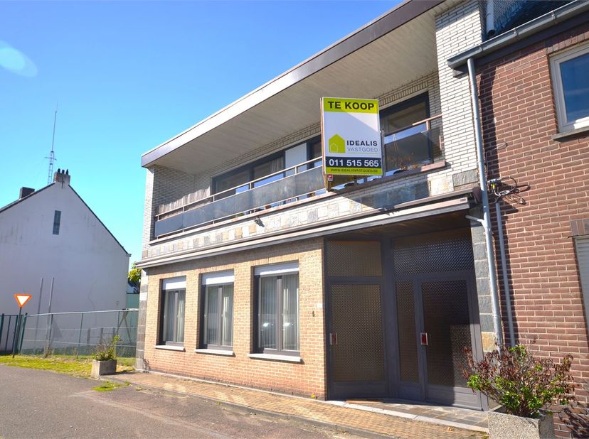 CENTRAAL GELEGEN PAND MET 2 WOONEENHEDEN IN HET CENTRUM VAN HECHTEL! – Interessant pand bestaande uit 2 appartementen en beschikt tevens over twee gar