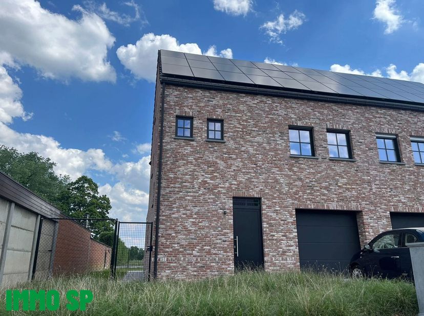Ruime energieneutrale nieuwbouw woning met 3 slaapkamers in Westerlo.&lt;br /&gt;
De woning heeft volgende indeling: Men komt binnen in de inkomhal (tegels;
