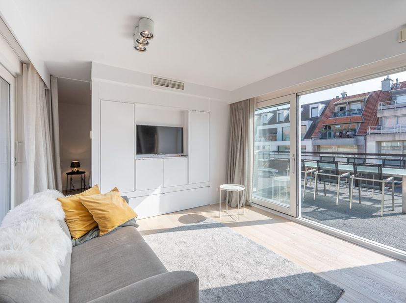 Prachtig gerenoveerde penthouse met uniek ruim terras, op wandelafstand van het strand.&lt;br /&gt;
INDELING: inkom met vestiaire, woonkamer met ingemaakte