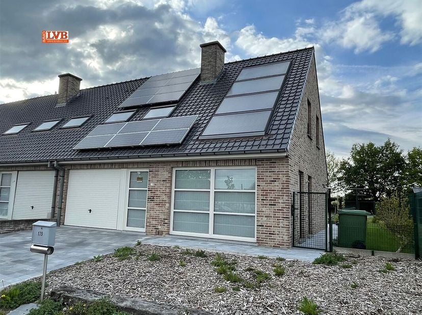 Mooi en rustig gelegen half open woning in doodlopende straat.  Oprit, voortuin, inkom, toilet, ruime living, ingerichte keuken met vaatwasser, kookpl