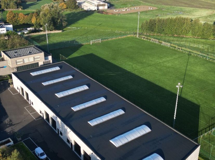 KMO-unit te huur met een oppervlakte van ca. 350 m2 INDELING : De unit is voorzien van een sectionaal poort (4.00m breed x 4.40m hoog) en een aparte v
