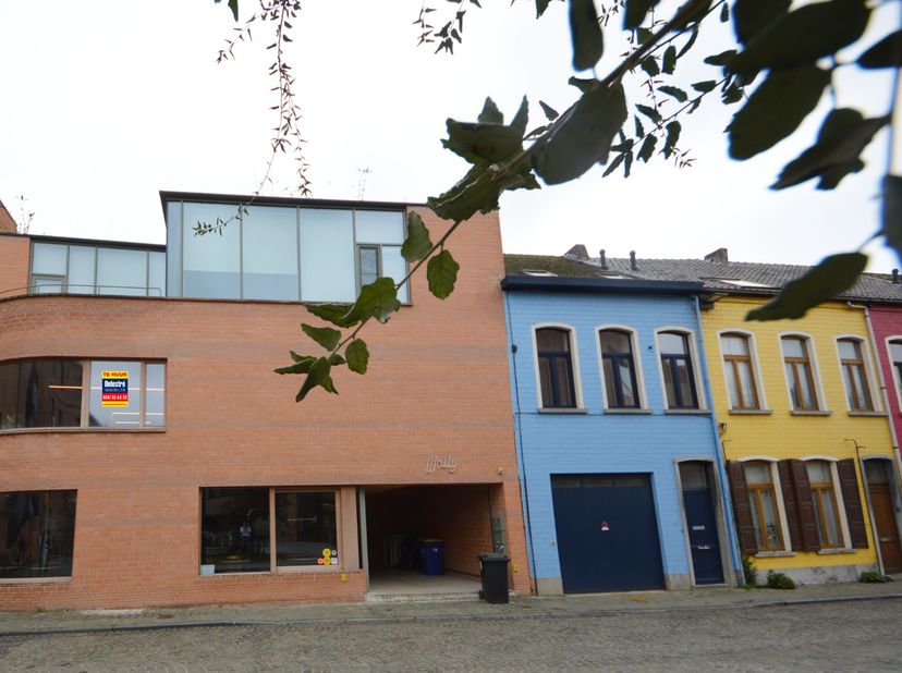 Indrukwekkende compleet instapklare kantoorruimte of multifunctionele bedrijfsruimte op een absolute toplocatie te Aalst met uniek uitzicht. &lt;br /&gt;
De