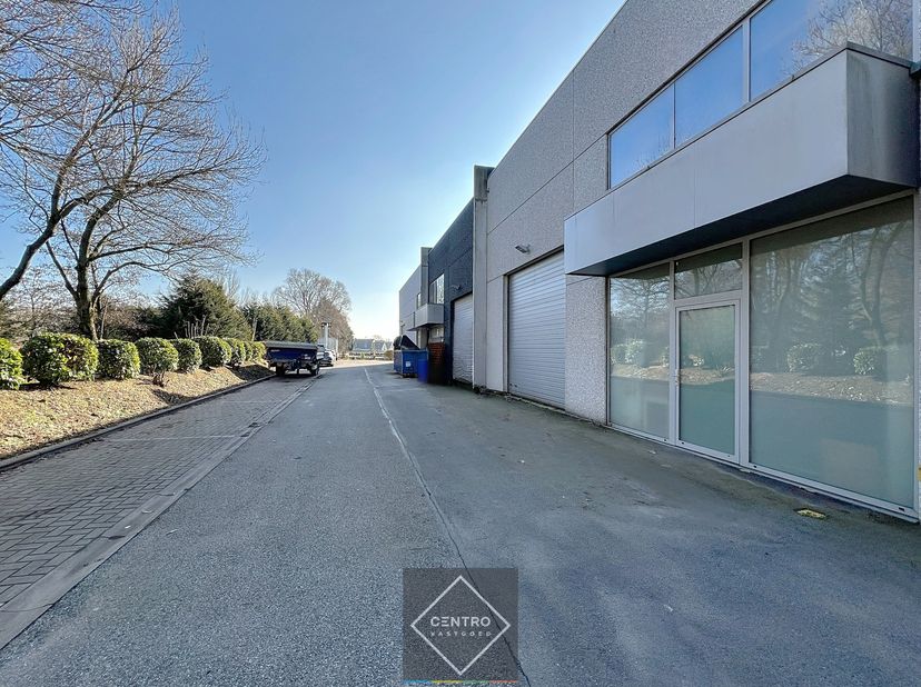Benaderende OPPERVLAKTEN:&lt;br /&gt;
Constructie - bewoonbare oppervlakten&lt;br /&gt;
Magazijn: 229,16 m² + mezzanine 60 m²&lt;br /&gt;
Aantal gemeenschappelijke park