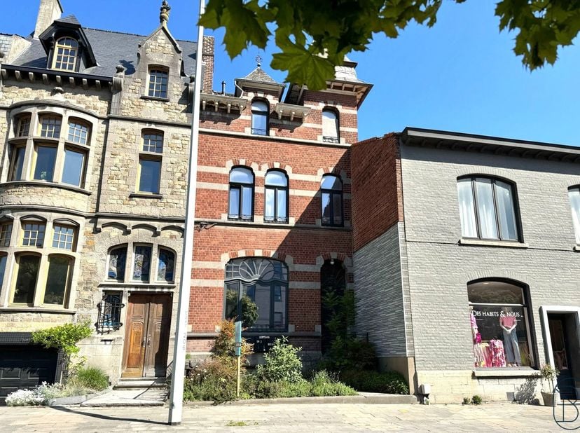 Superbe maison de maître idéalement située sur les boulevards de Tournai, divisée en quatre beaux appartements tous loués, en bon état et disposant de
