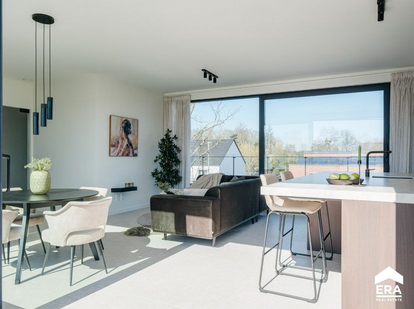 Dit prachtige penthouse is gelegen in de Zavelvennestraat, een rustige omgeving in het groene Kiewit. Het energiezuinige geheel heeft een bewoonbare o