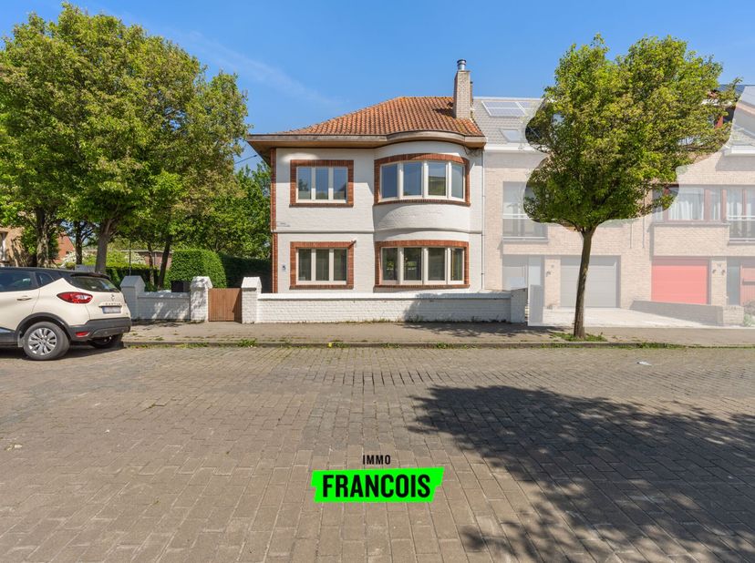 Droom je van een stijlvolle woning vlak bij het strand, omgeven door groen en tot in de puntjes afgewerkt? Welkom in deze prachtige halfopen bebouwing