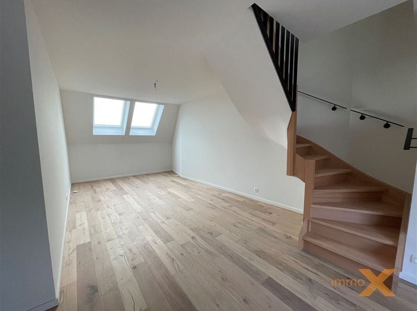 PRACHTING NIEUWBOUW DUPLEX APPARTEMENT MET ONDERGRONDSE STAANPLAATS IN CENTRUM LOVENDEGEM. Bestaande uit: inkomhal, gastentoilet, lichtrijke woonkamer