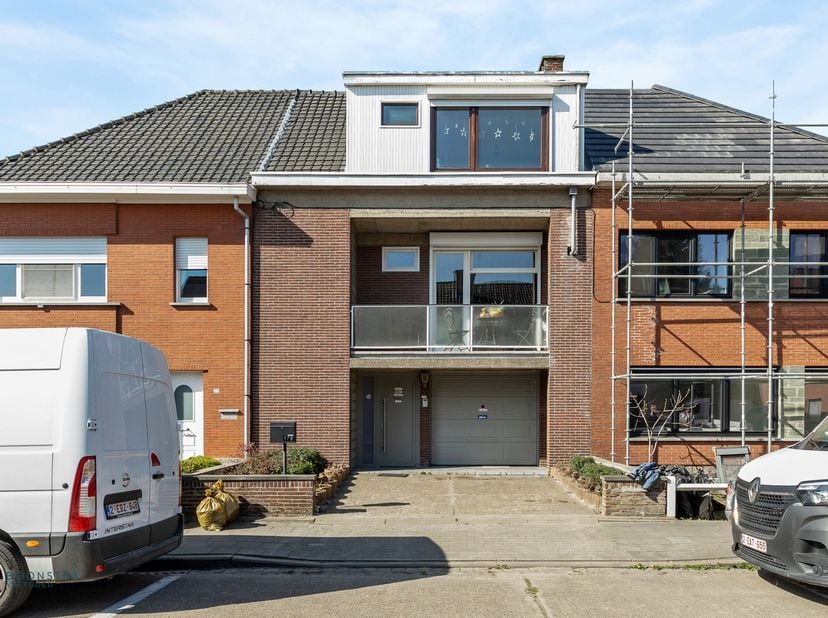Op een uitstekende locatie te Sint-Katelijne-Waver bevindt zich deze woning met 3 slaapkamers en gezellige tuin. U geniet hier zowel van een ideale li