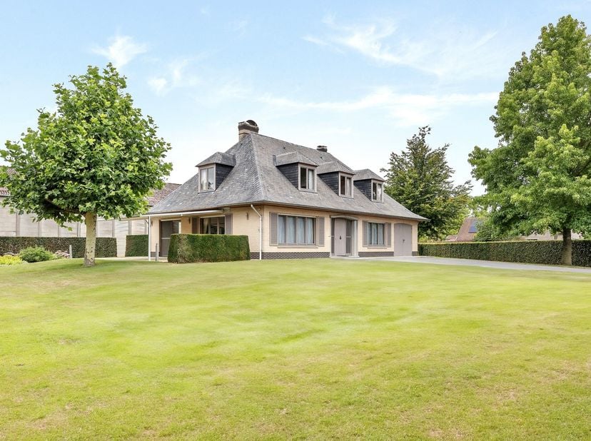 Deze woning bestaat op het gelijkvloers uit een inkomhal, een lichtrijke leefruimte, een vernieuwde keuken met koele berging, een wasplaats, een badka