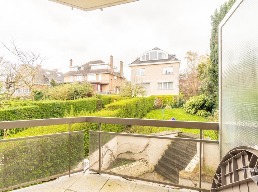Idéalement situé dans une petite rue calme à proximité immédiate des commerces et des transports, nous vous proposons ce magnifique appartement complè