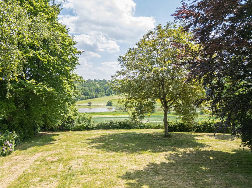 Située sur un terrain denviron 26 ares, accessible par un charmant chemin pavé, se trouve cette villa dexception de +/- 323 m² bruts. Aménagée sur deu