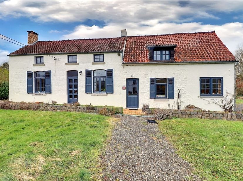 Home Expert Immo vous propose de découvrir cette charmante maison à rénover située sur les hauteurs de Malonne, un véritable havre de paix au coeur de