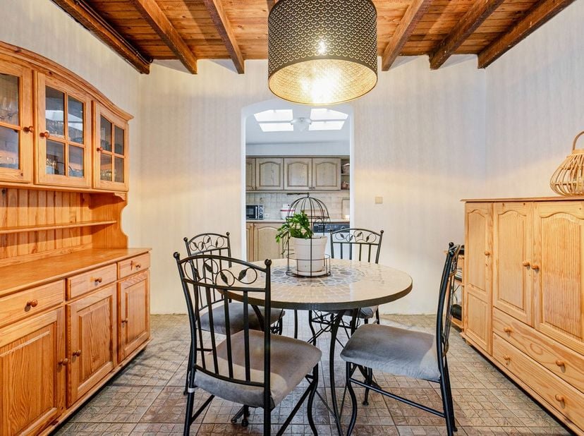 Charmante maison 3-façades avec jardin située au calme, comprenant au rez-de-chaussée: spacieux hall d&#039;entrée pouvant être utilisé comme bureau ou esp