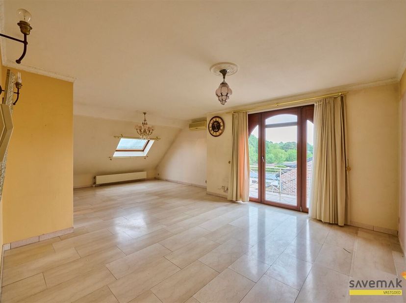 Cet appartement spacieux est situé à 5 minutes de l&#039;autoroute E313.&lt;br /&gt;
Il est situé au deuxième étage et dispose de 2 chambres spacieuses.&lt;br /&gt;
La