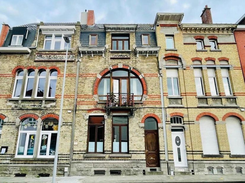Splendide maison de Maître au cur de Tournai !!&lt;br /&gt;
Découvrez cette magnifique maison répertoriée à linventaire régional du patrimoine. Elle se dist