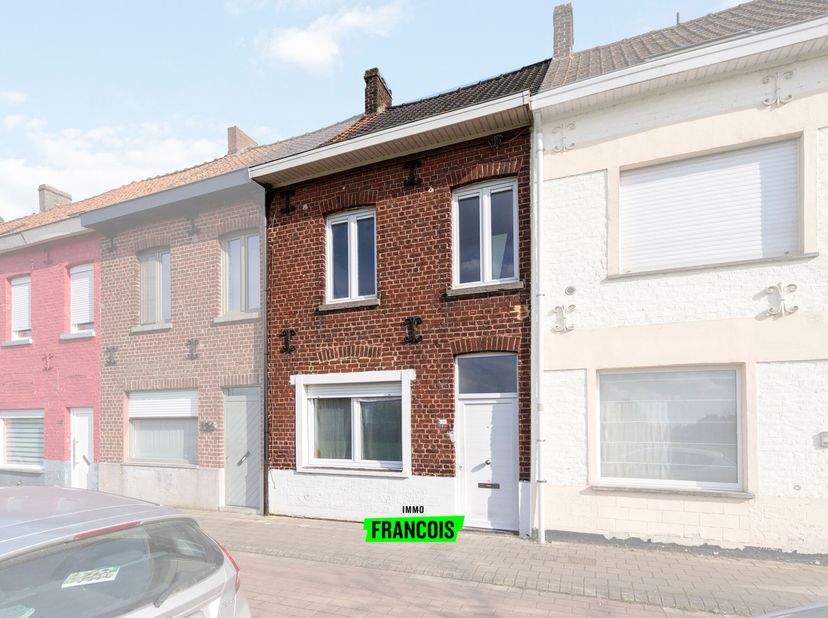 Deze gesloten bebouwing is ideaal voor wie op zoek is naar een betaalbare woning met mogelijkheden. Je komt binnen via een aparte inkomhal, waarna je