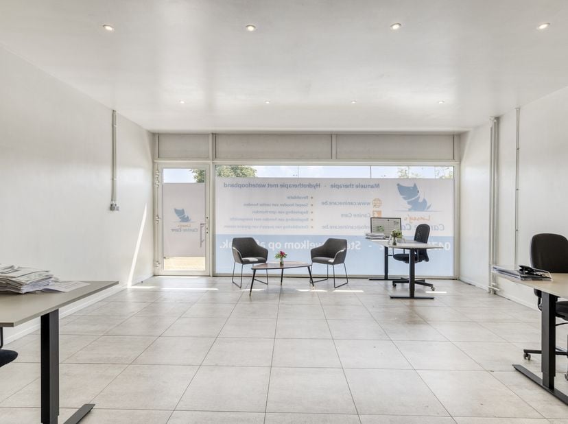 Dit pand van circa 75 m² is vorig jaar (2024) volledig vernieuwd, inclusief een gloednieuwe elektriciteitsinstallatie. U kunt direct aan de slag zonde