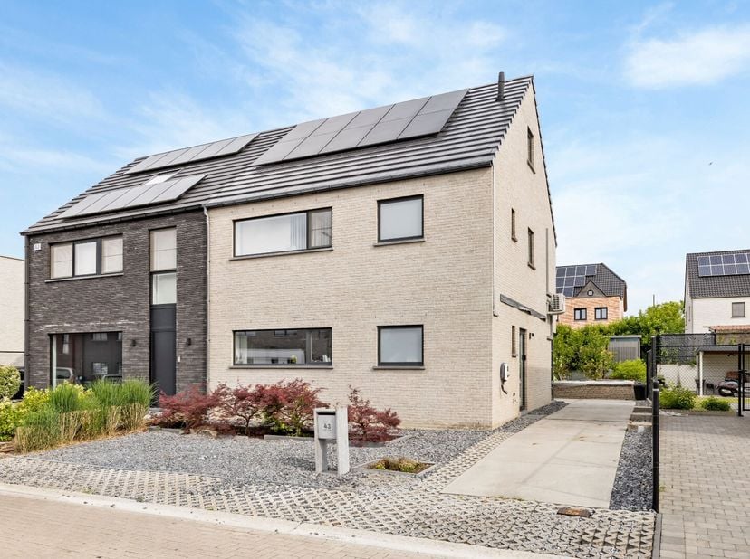 Op zoek naar de perfecte gezinswoning waar comfort, ruimte en een kindvriendelijke omgeving samenkomen? Zoek niet verder! Deze schitterende woning bie