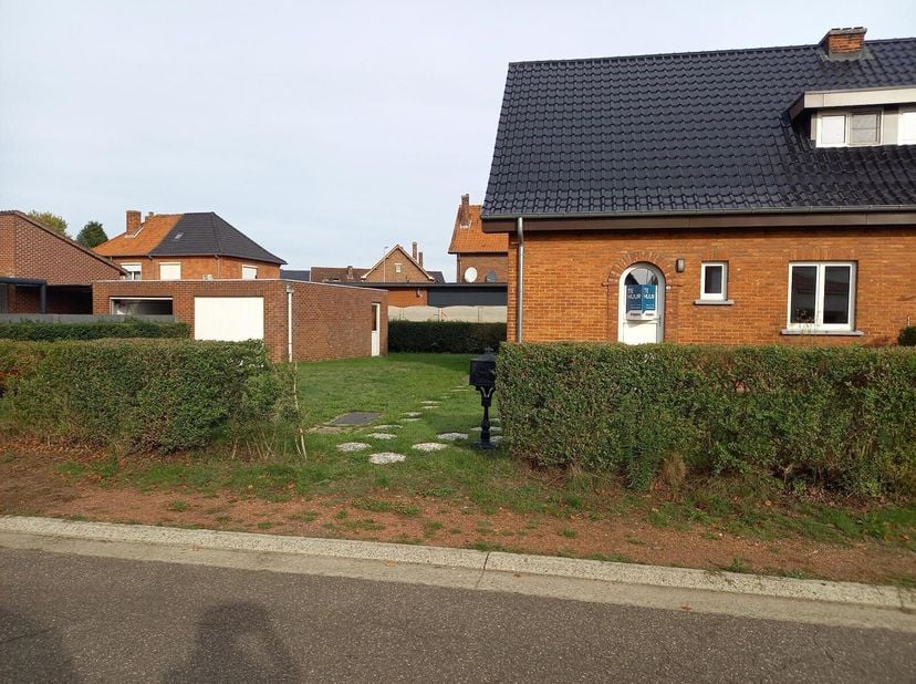 Mooie woning met tuin en garage te huur in centrum van Maasmechelen.&lt;br /&gt;
Bij het binnenkomen via de voordeur heb je dadelijk links een aparte Wc, da