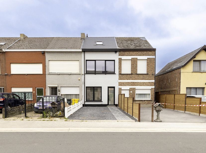 Volledig gerenoveerde woning met 3 slaapkamers, tuin en oprit, centraal gelegen nabij invalswegen. Eerste bewoning na renovatie!&lt;br /&gt;
Indeling GLV: i