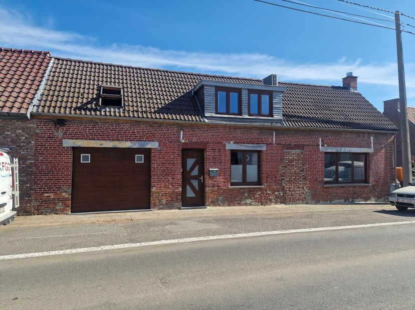 Située à Arc-Wattripont, dans un environnement calme, tout en restant facilement accessible, cette belle maison unifamiliale d’environ 100 m² habitabl