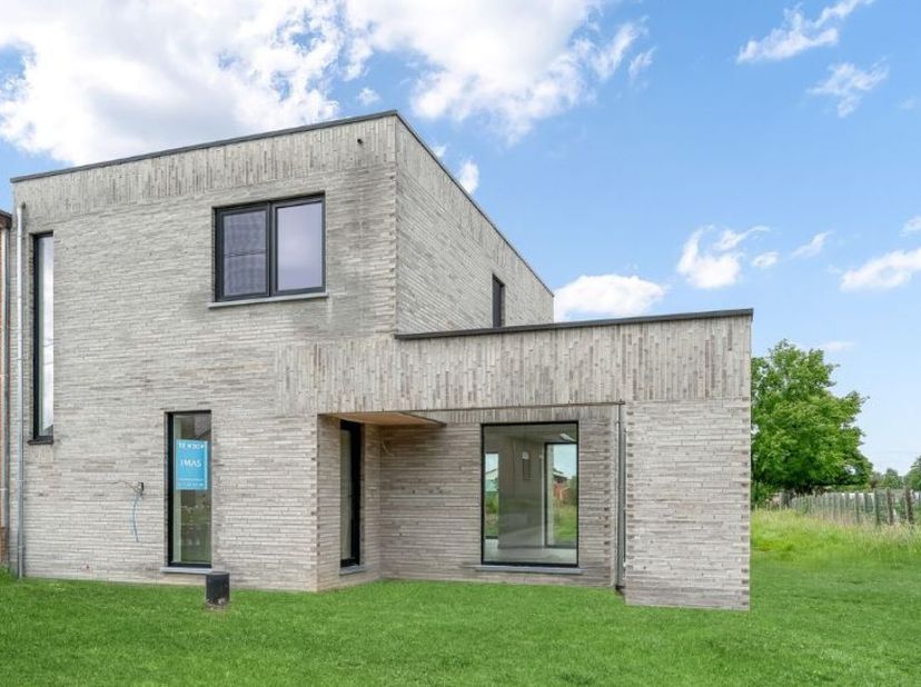 In de groene buitenrand van Hasselt, bevindt zich deze strakke, stijlvolle nieuwbouwwoning aan de Keizerlindestraat 15.&lt;br /&gt;
De woning is een staaltj