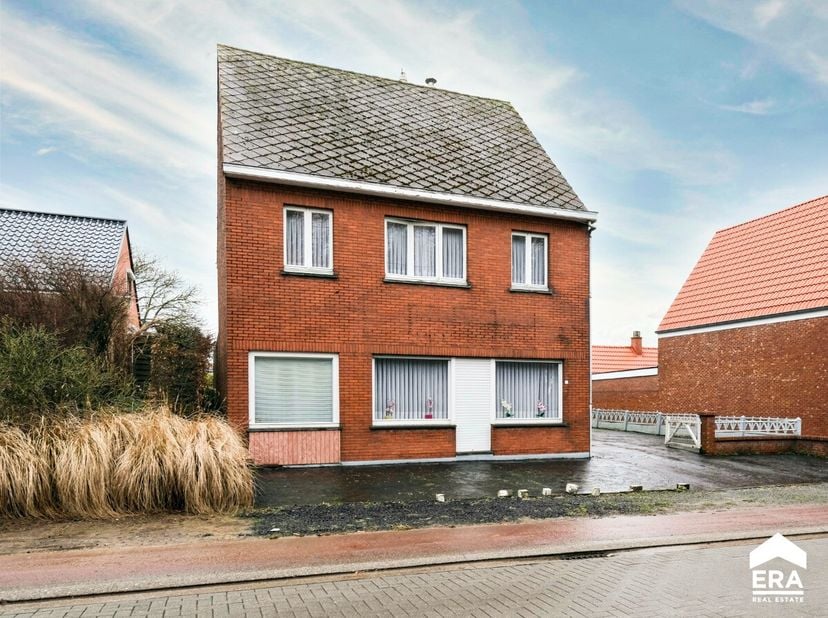 Charmante te renoveren woning met tal van mogelijkheden Deze woning met een bewoonbare oppervlakte van 226m² (volgens opgave EPC) ligt op een perceel