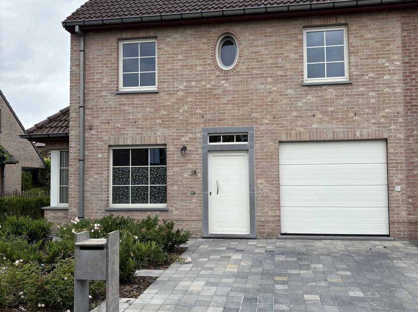 Maison semi-ouverte. Disponible immediatement jusqu’au 15/1/26. Donc disponible pour max 6 mois jusq’au 15/1/26!  Tres beau et agreable quartier. Le j