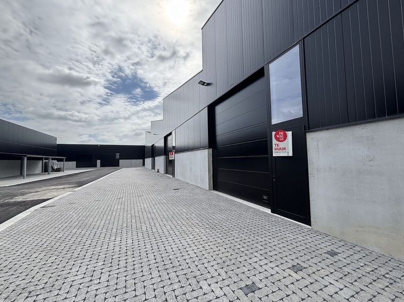 Nieuwbouw KMO-unit van ca. 180 m² te huur in project Zeus gelegen langs de Gauwelstraat te Zwevegem.  &lt;br /&gt;
Voorzieningen: &lt;br /&gt;
- Parkeerplaats&lt;br