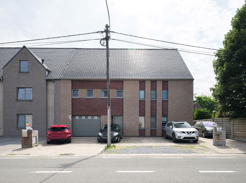 À la recherche d&#039;une maison spacieuse et récente dans une rue calme d&#039;Ertvelde ? Cette charmante maison mitoyenne de 2019 allie confort, style et fonc