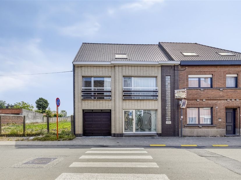 Ontdek deze karaktervolle woning in Oordegem, een ideale gezinswoning met een bewoonbare oppervlakte van 254m² op een royaal perceel van 868m². Deze w