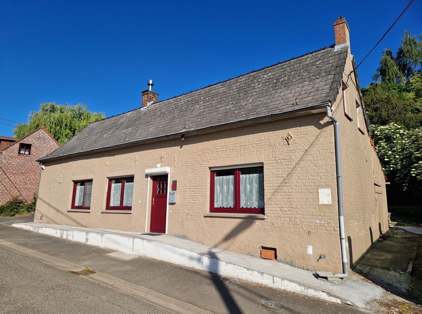 Authentique fermette 4 façades avec jardin, le tout sur 2a 69ca, idéalement située, au calme et à proximité des grands axes routiers. Elle comprend au