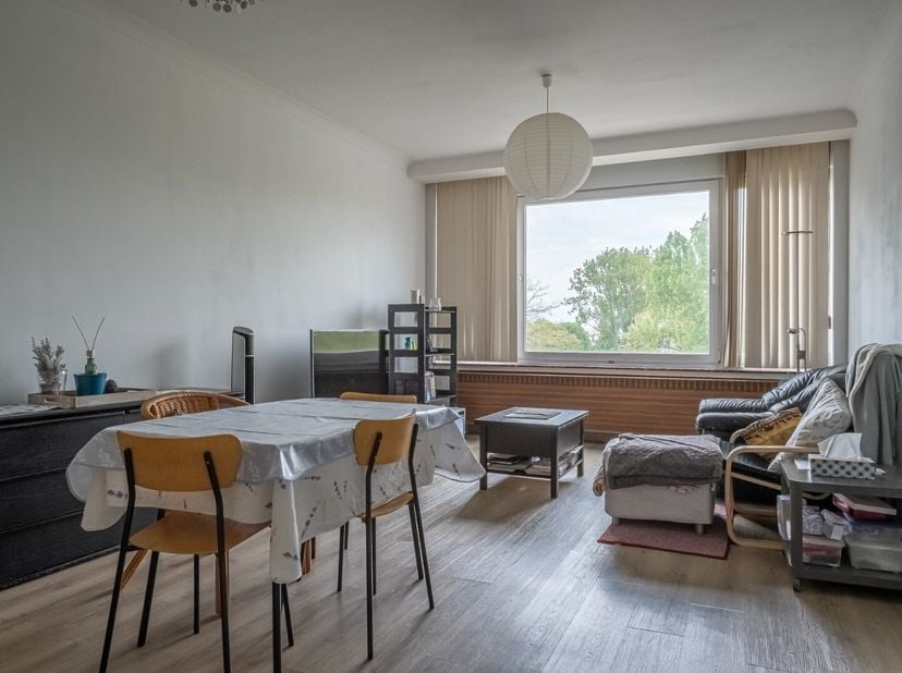 Gemoderniseerd retro appartement (90 m²) gelegen op de 4de verdieping van het gebouw met prachtig zicht op de rede van Antwerpen!&lt;br /&gt;
Zéér gunstig g