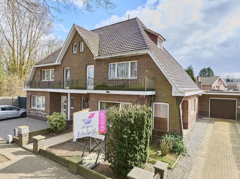 Charmante gezinswoning te As op een goed gelegen perceel van 3a63ca. Deze halfopen bebouwing straalt karakter uit. De woning heeft nood aan een grondi