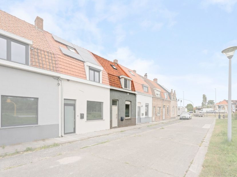 Instapklare starterswoning met 2 slaapkamers, vlakbij het centrum van Veurne Deze instapklare woning is gelegen net buiten het stadscentrum van Veurne