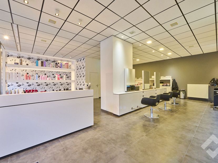 Uitstekend commercieel pand te koop in het centrum van Hechtel-Eksel. Het pand heeft een nuttige vloeroppervlakte van 100m2 en heeft een open indeling