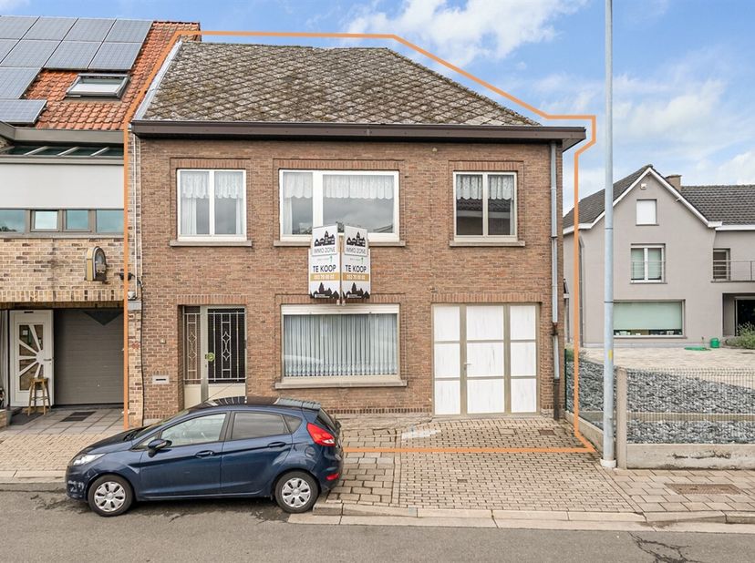 Te koop in de Hoezestraat 38A in Nieuwerkerken (Aalst): een te renoveren woning op een perceel van 921 m² met een bewoonbare oppervlakte van 222 m². D