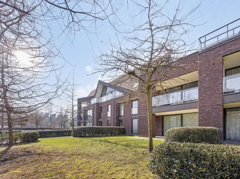 Appartement moderne au rez-de-chaussée (°2015) à vendre avec 2 chambres. L&#039;appartement est situé dans la résidence «Isola Bella», près de l&#039;Ezelpoort