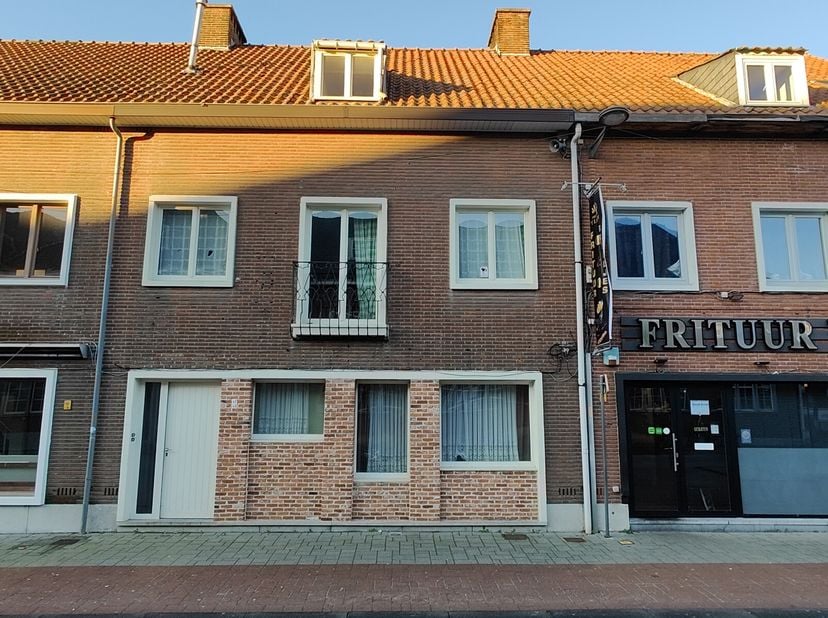 Op wandelafstand van de Markt in Tessenderlo vinden we deze woning die in 2010 werd omgevormd tot 2 appartementen.&lt;br /&gt;
Het gelijkvloerse appartement