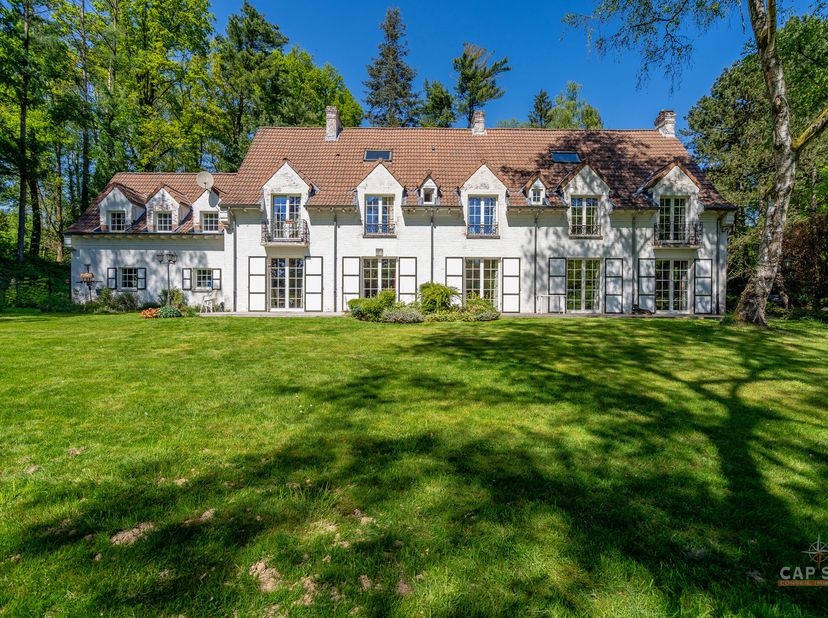 Quartier des Sept fontaines, magnifique propriété de 64a dont 15a constructibles. La villa de 1961 de 595m2 bruts avec conciergerie vous séduira par s