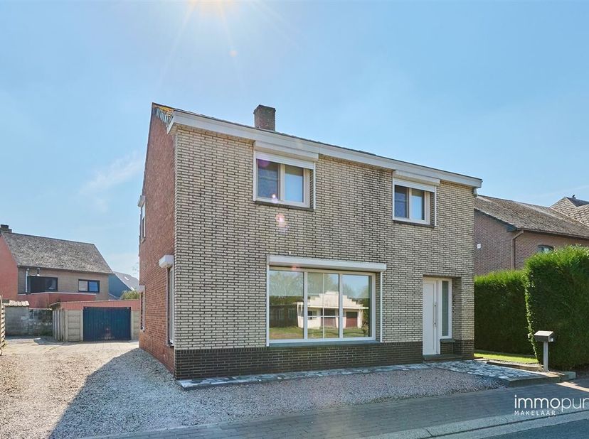 Te renoveren woning met 4 slaapkamers op een perceel van 4a 39ca in het centrum van Hamont. De woning is gesitueerd in de Molenstraat, vlakbij het ope
