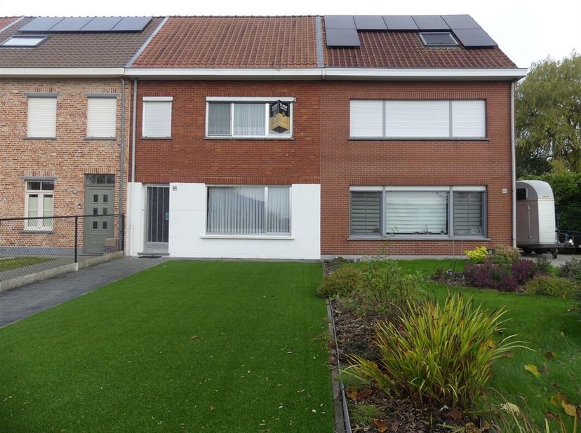 Welkom in Schelle, waar deze charmante rijwoning uw nieuwe thuis zou kunnen worden. Met een royale bewoonbare oppervlakte van 142m² op een grond van 2