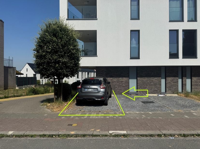 Immo Pické vous propose ce parking ouvert, situé devant un immeuble à appartements, à Sint-Pieters-Leeuw. Pas de frais mensuels.