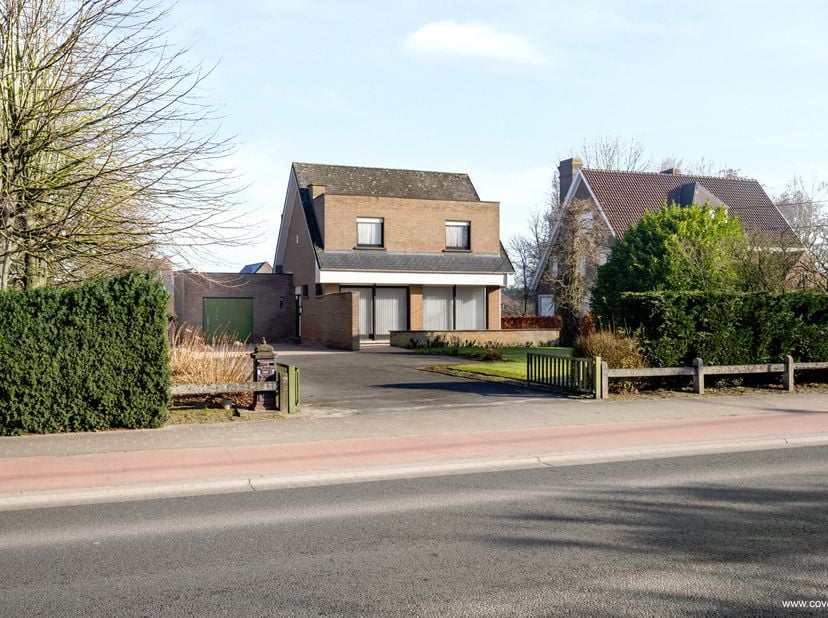 Cette résidence bien entretenue comprend : hall d&#039;entrée, séjour - salon, cuisine avec coin petit déjeuner et accès au grenier. Buanderie, débarras et